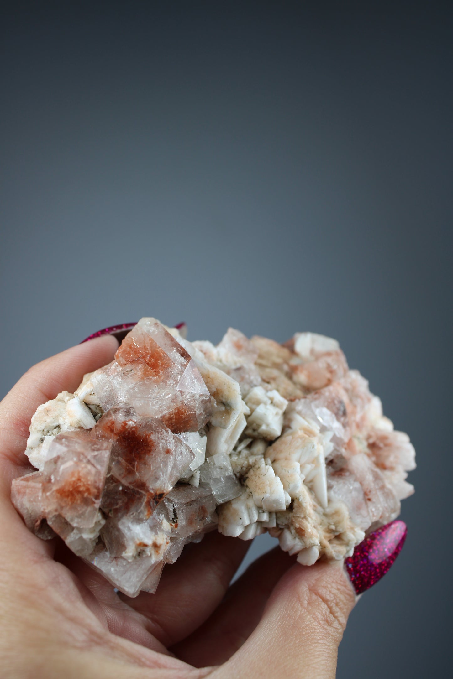 Hematiode kwarts cluster met calciet