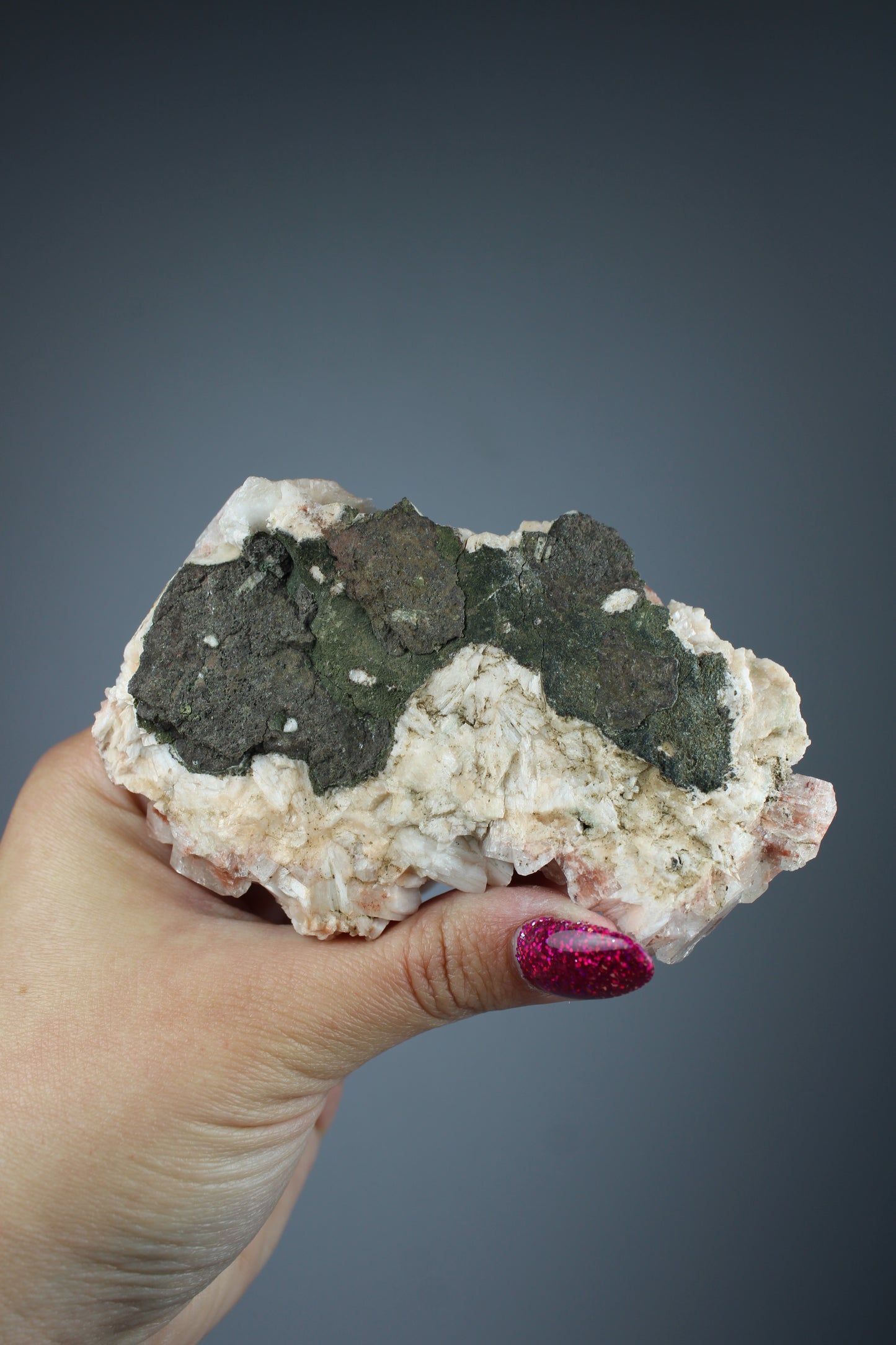 Hematiode kwarts cluster met calciet