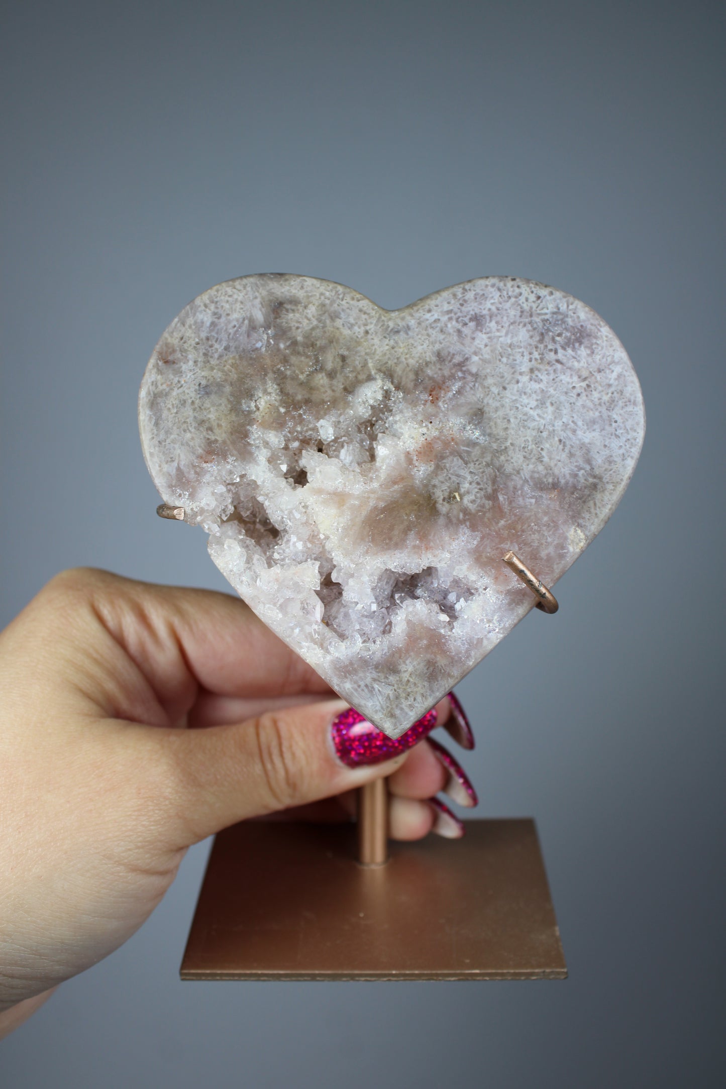 Roze amethist hart op standaard