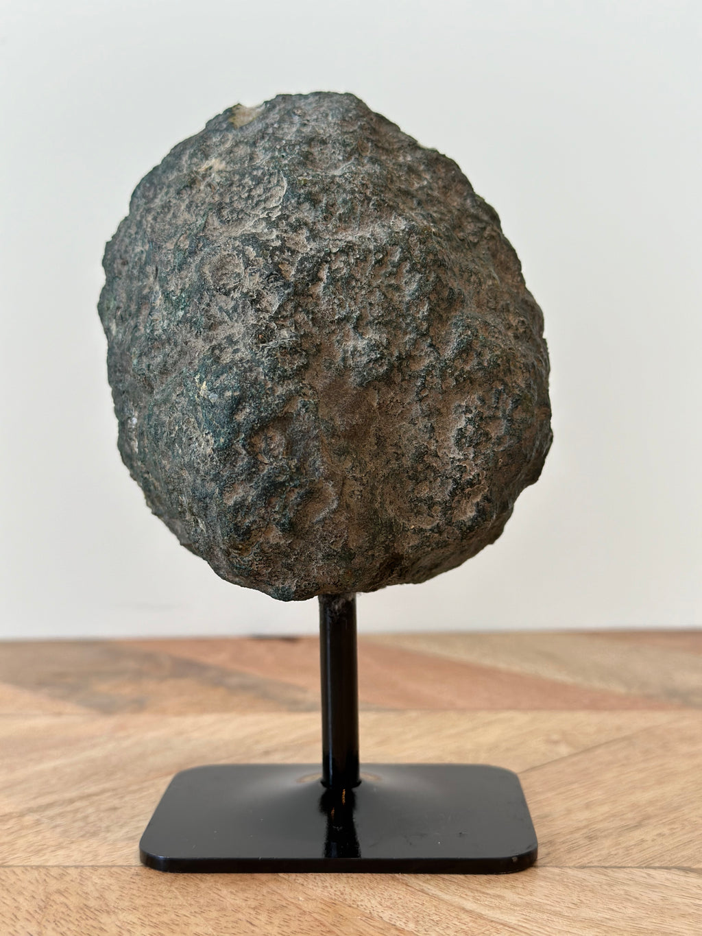 Amethist geode op standard - Gemstone Dreams