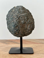 Amethist geode op standard - Gemstone Dreams