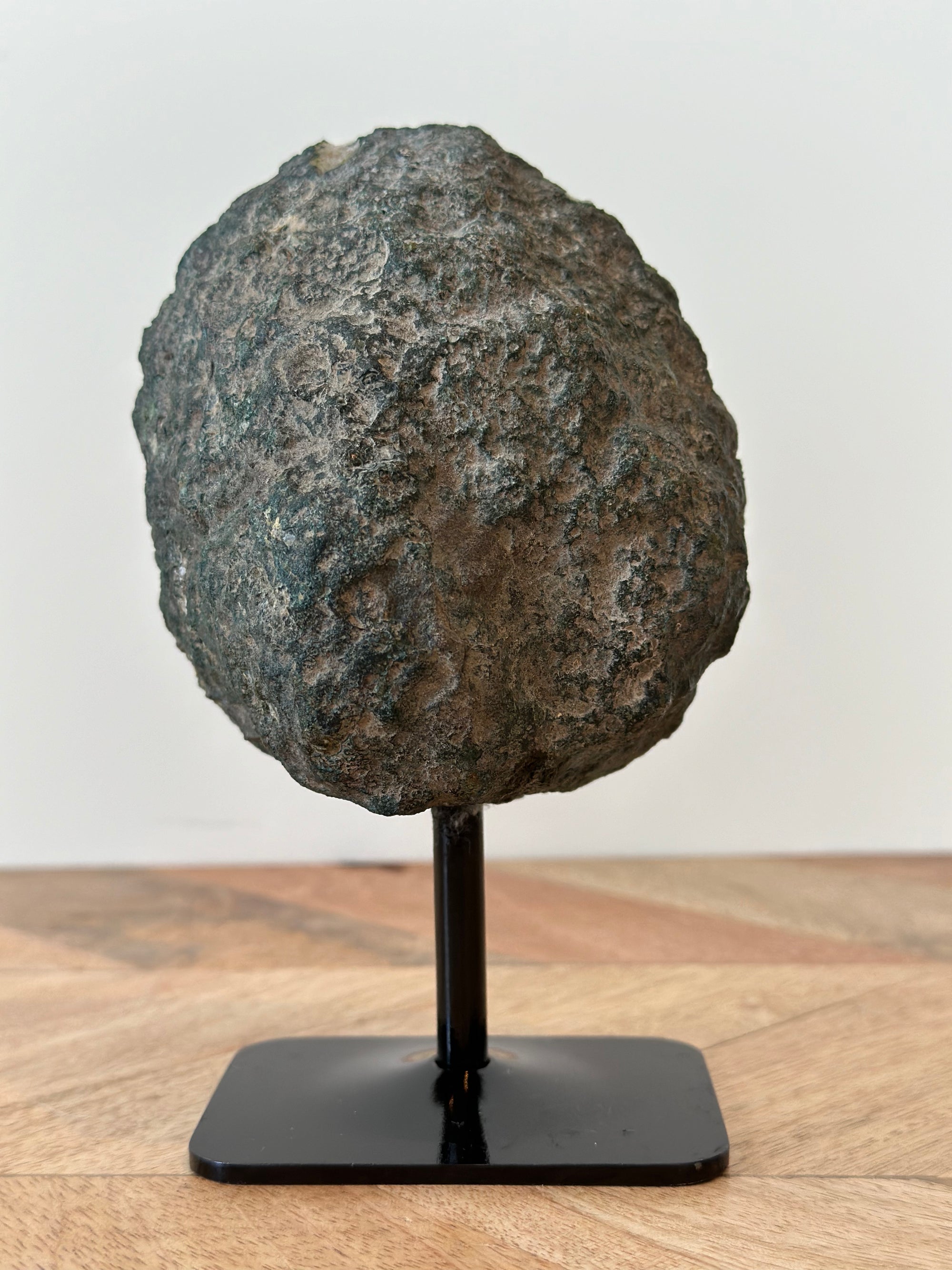 Amethist geode op standard - Gemstone Dreams