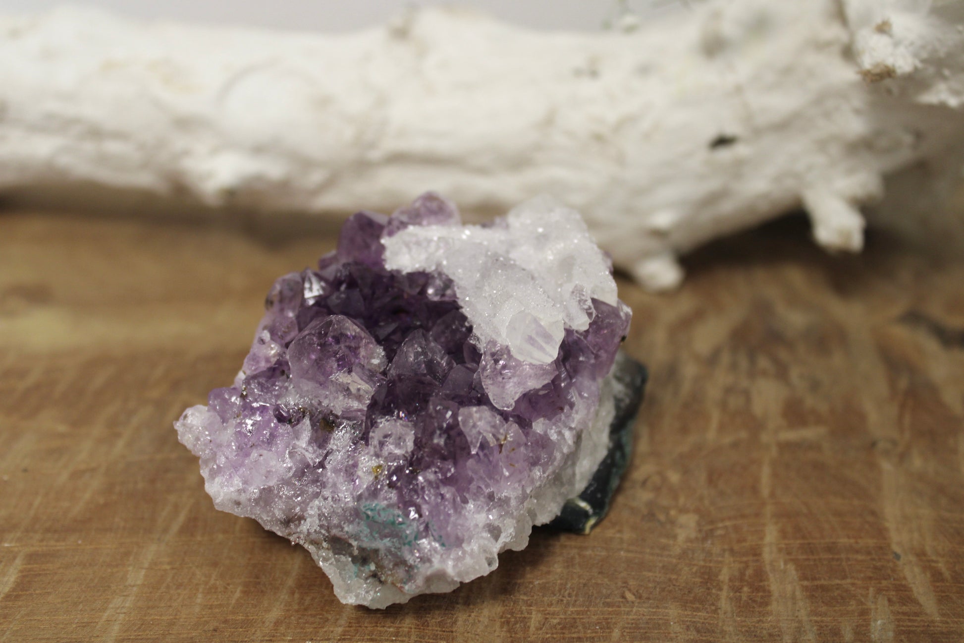 Amethist met sugar calciet cluster - Gemstone Dreams