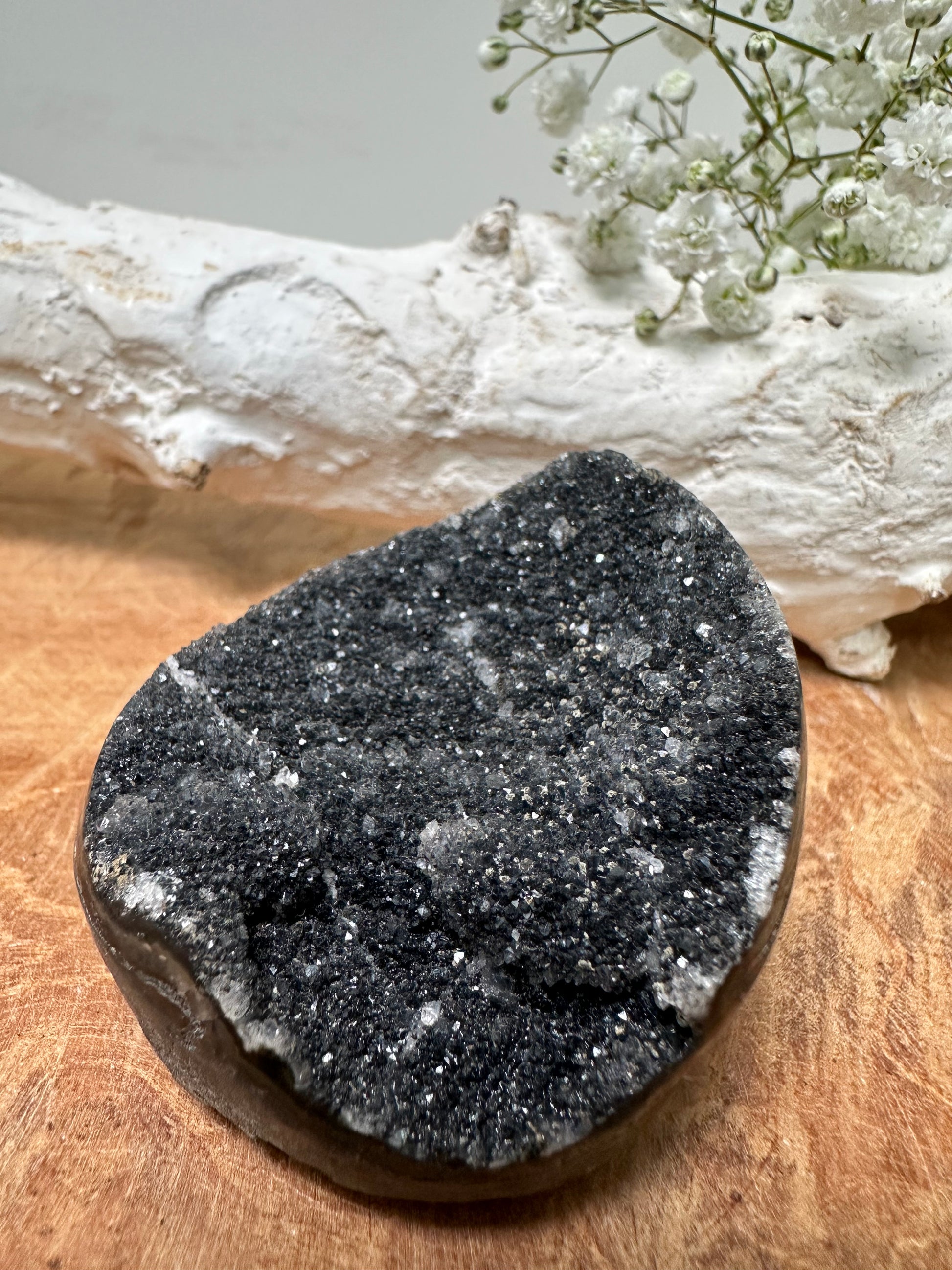 Zwarte amethist standvlak - Gemstone Dreams