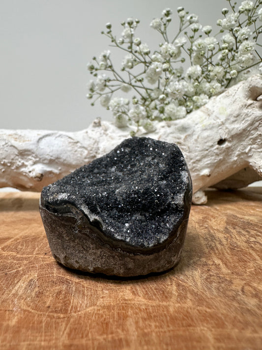 Zwarte amethist standvlak - Gemstone Dreams