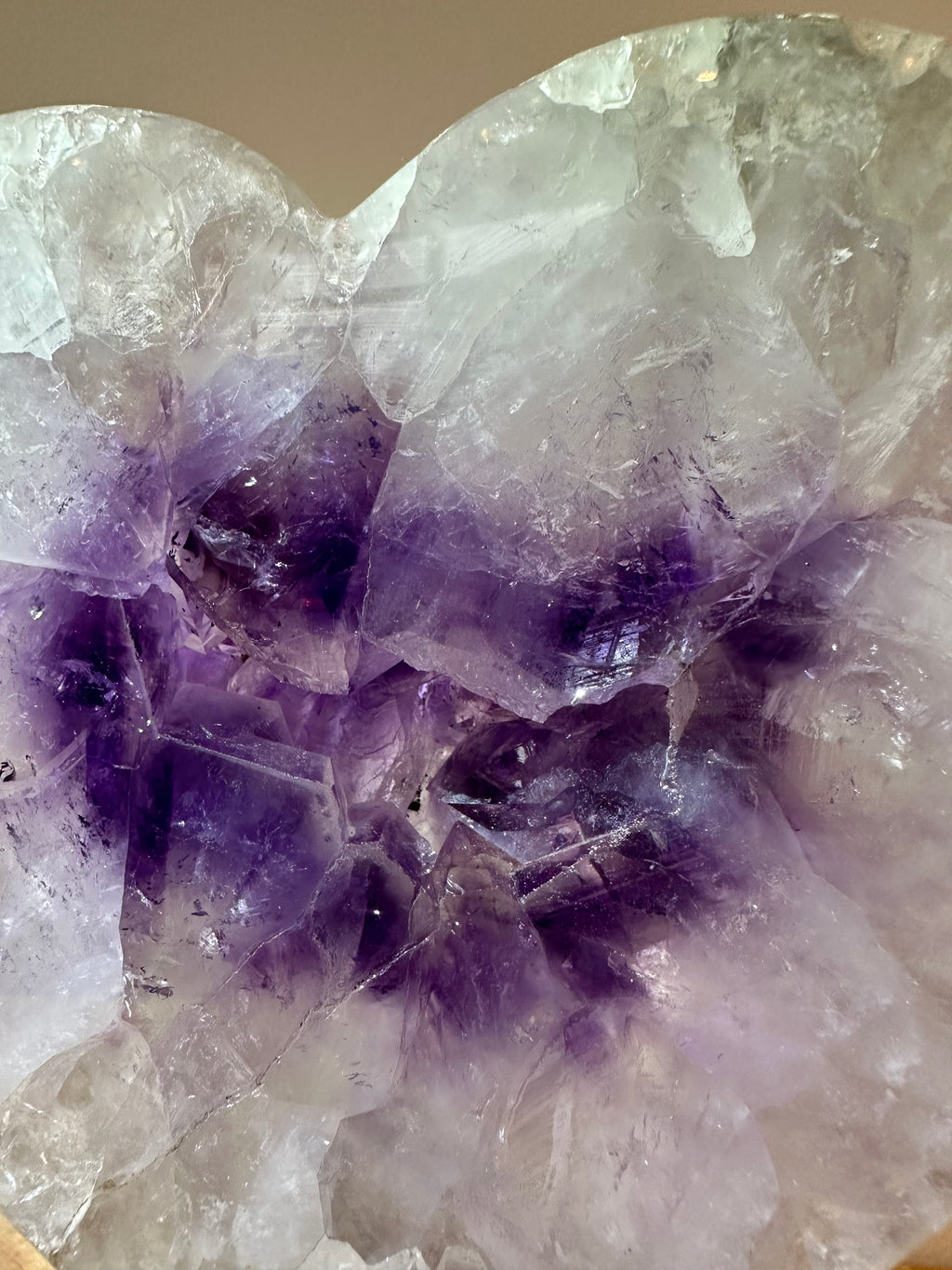 Amethist heart portal XL op standaard - Gemstone Dreams