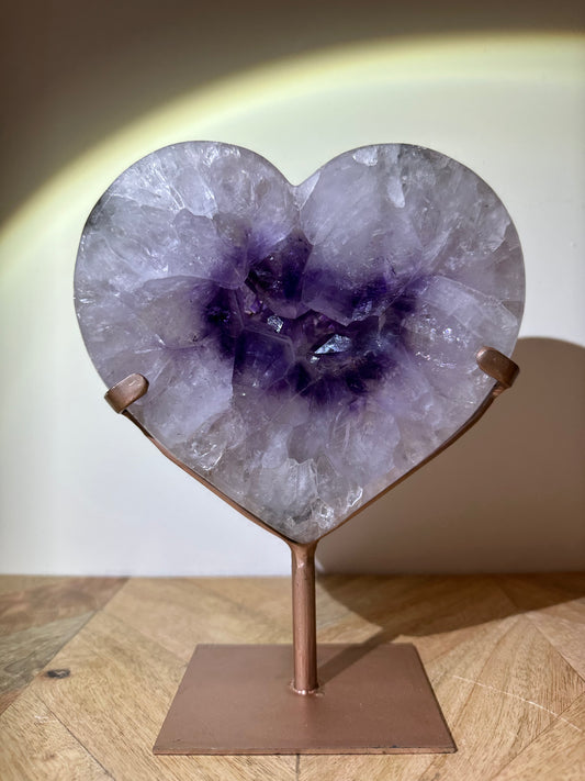 Amethist heart portal XL op standaard - Gemstone Dreams