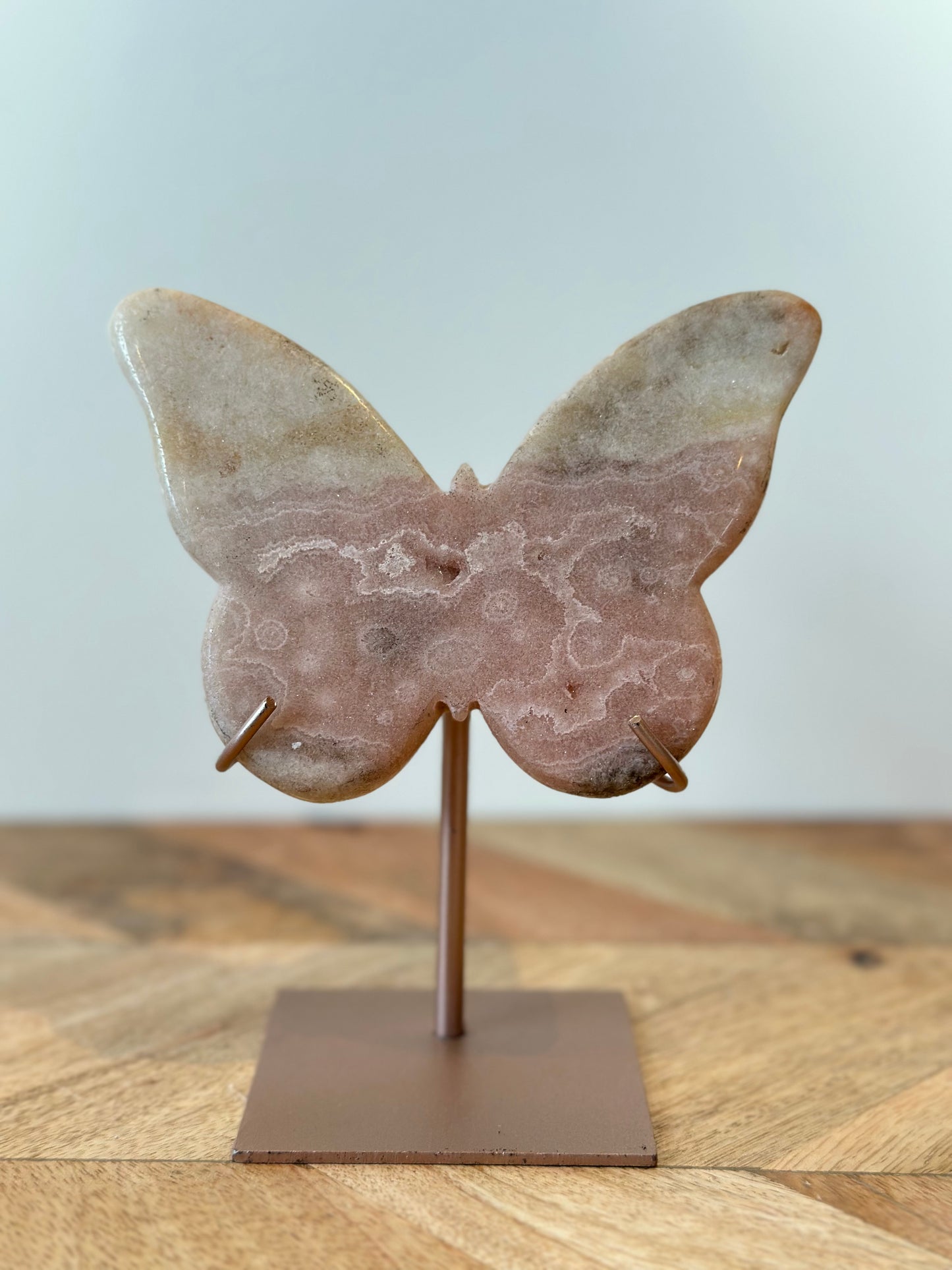 Roze amethist vlinder op standaard