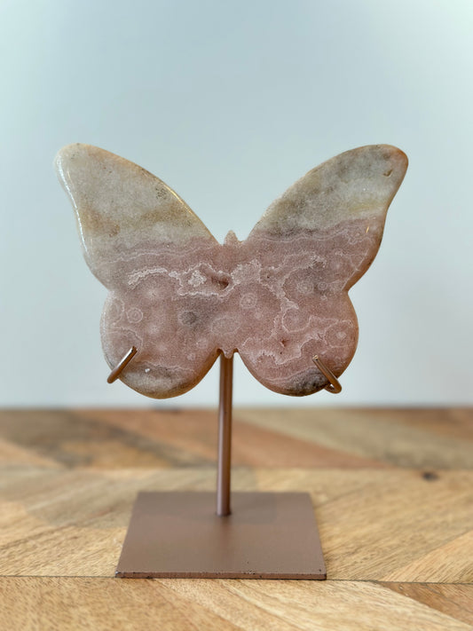 Rosa Amethyst-Schmetterling auf Ständer