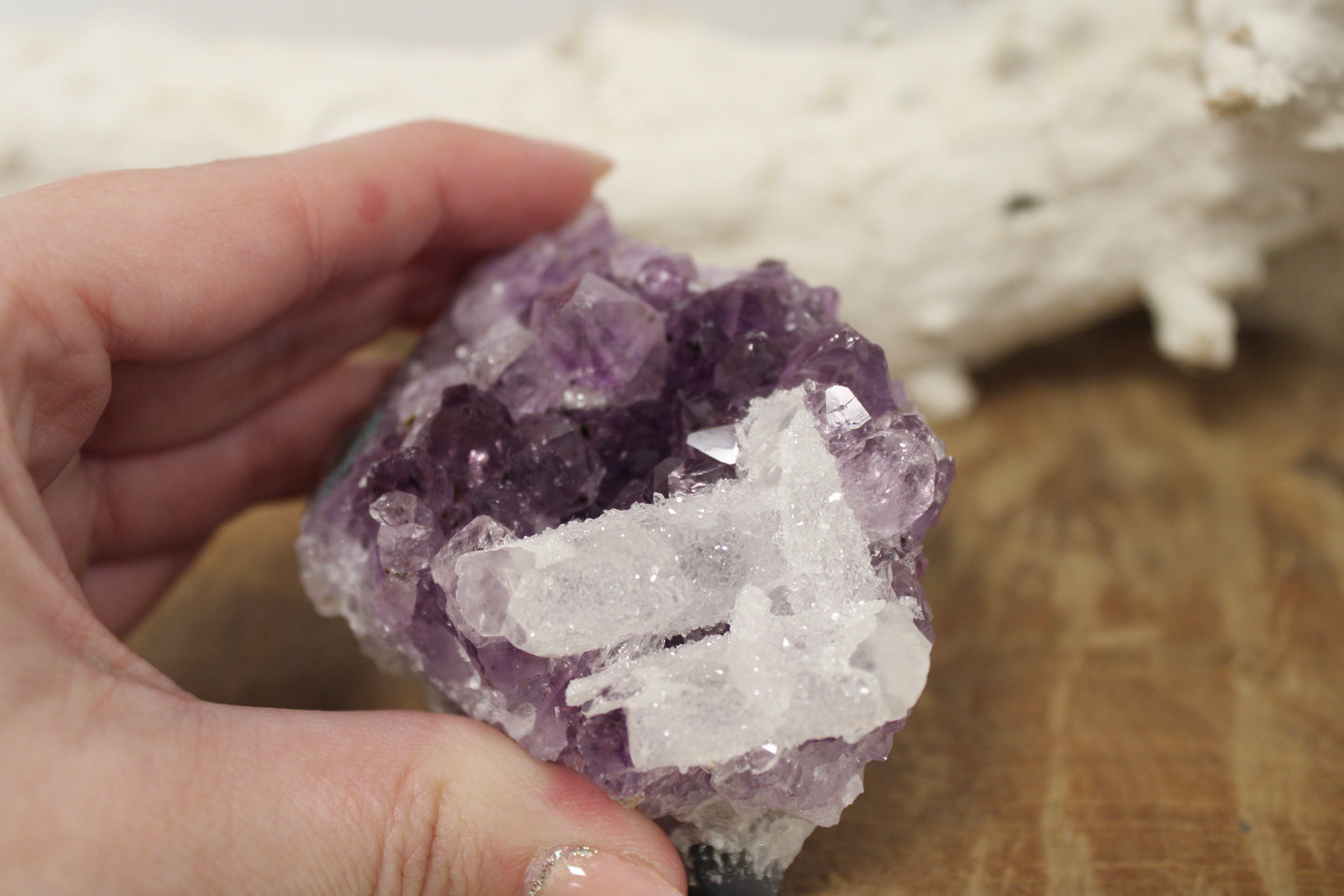 Amethist met sugar calciet cluster - Gemstone Dreams