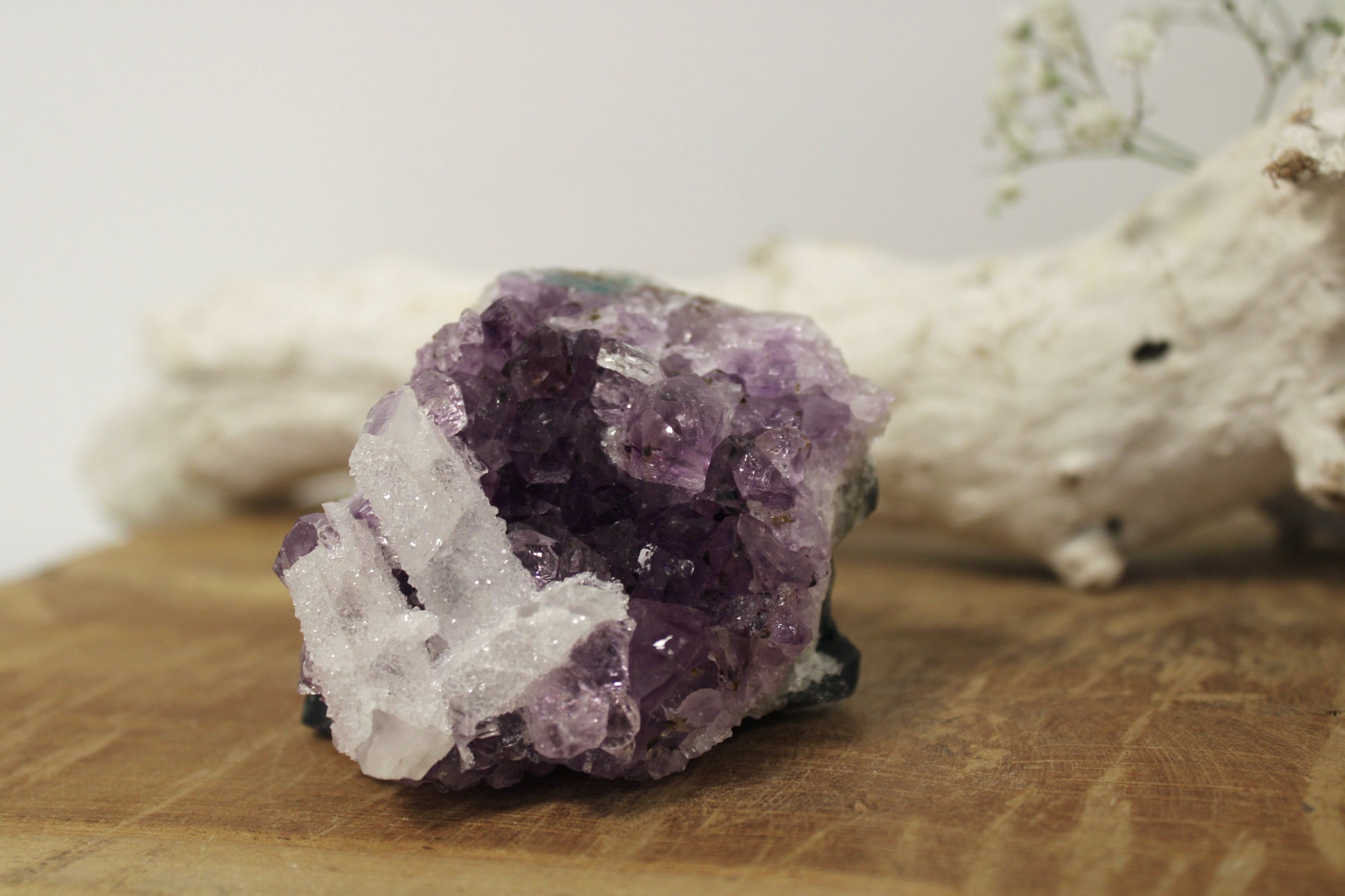 Amethist met sugar calciet cluster - Gemstone Dreams