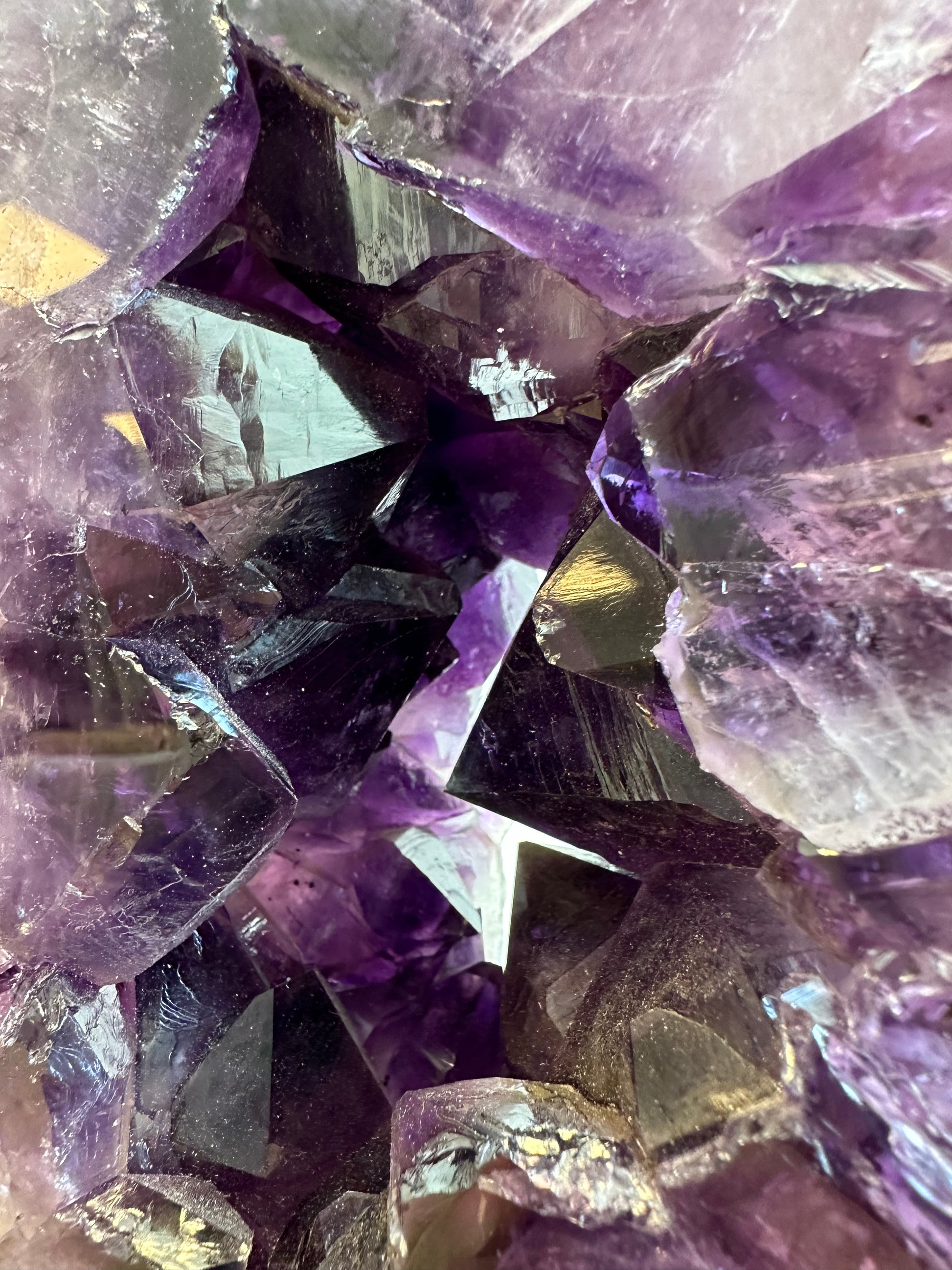 Amethist freeform A+ kwaliteit op standaard - Gemstone Dreams