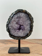 Amethist geode op standard - Gemstone Dreams