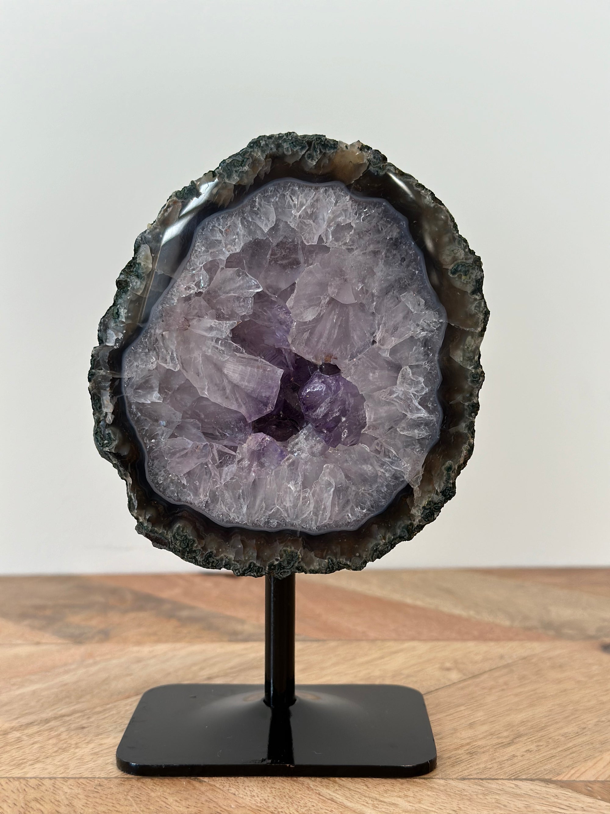 Amethist geode op standard - Gemstone Dreams