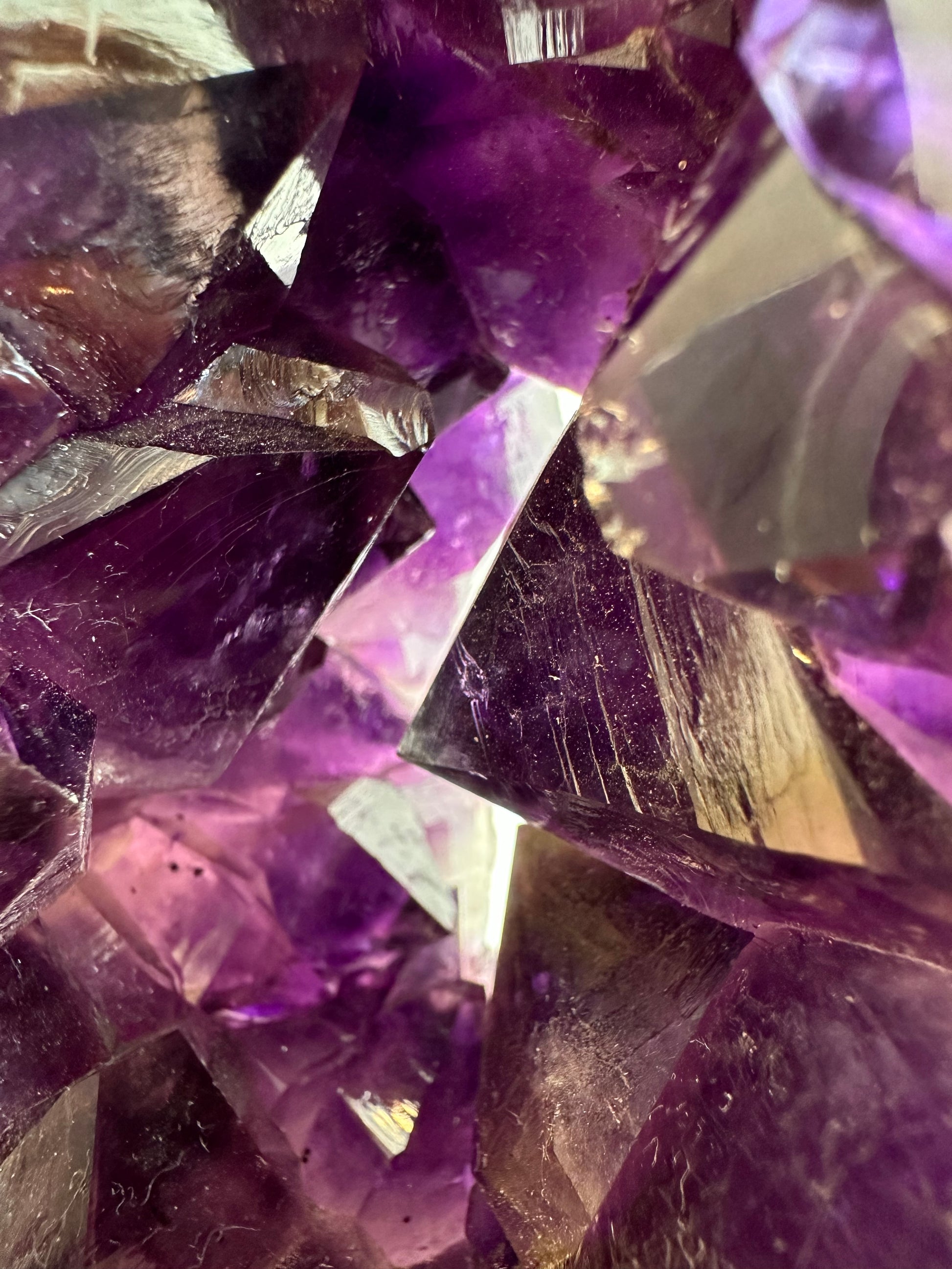 Amethist freeform A+ kwaliteit op standaard - Gemstone Dreams