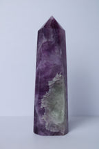 Paarse fluoriet toren - Gemstone Dreams