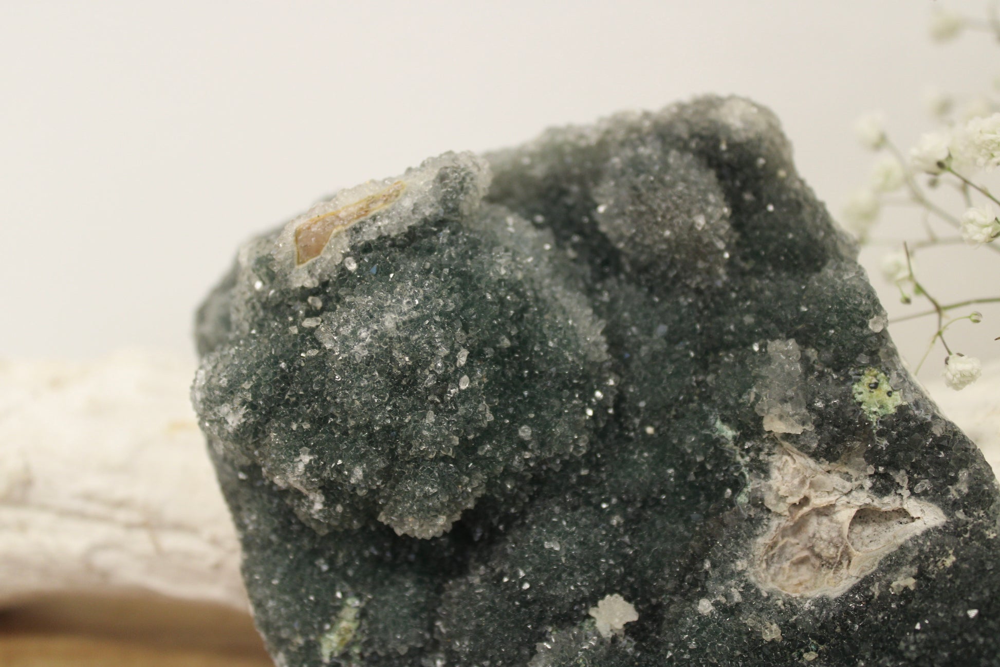 Regenboog amethist felgroen cluster - Gemstone Dreams