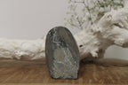 Regenboog amethist groen standvlak - Gemstone Dreams