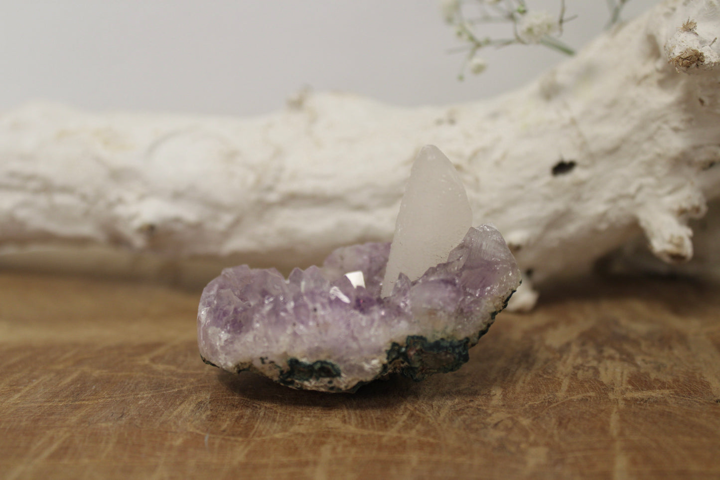 Amethist met calcietpunt geode - Gemstone Dreams
