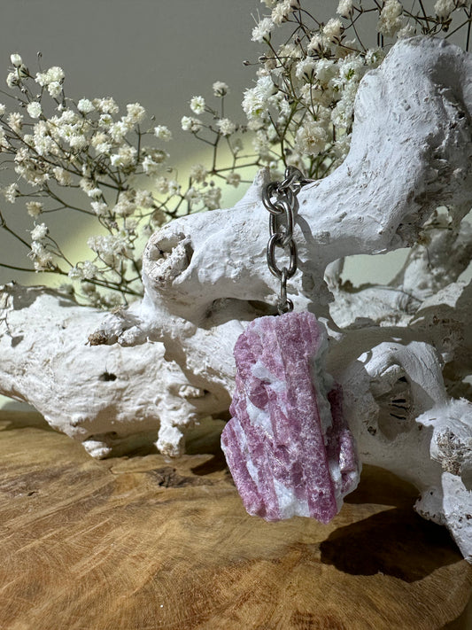 Roze toermalijn ruw sleutelhanger - Gemstone Dreams