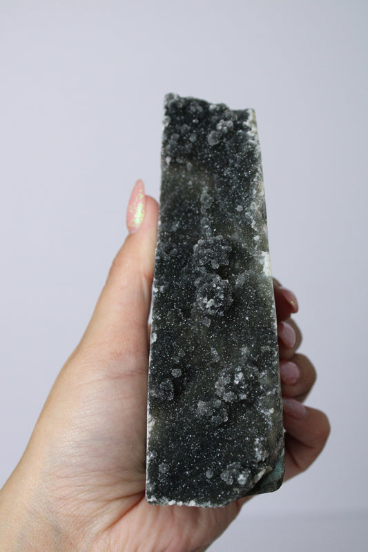 Donkergroene regenboog amethist standvlak - Gemstone Dreams