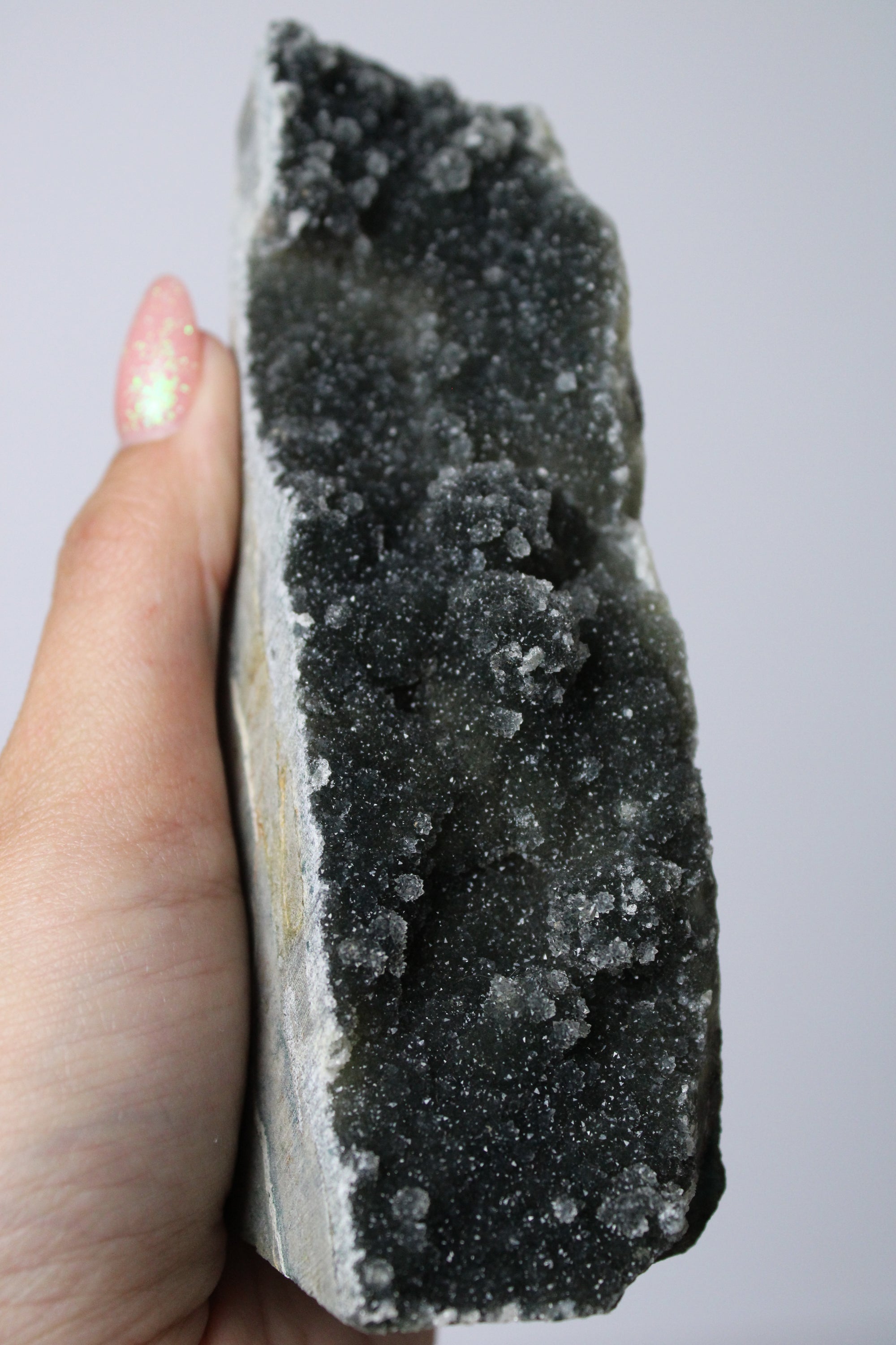 Donkergroene regenboog amethist standvlak - Gemstone Dreams