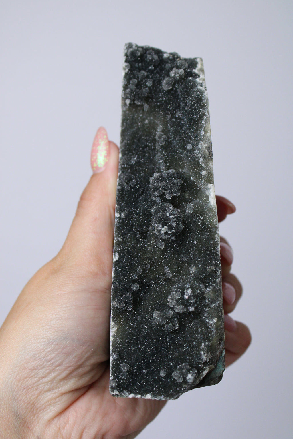 Donkergroene regenboog amethist standvlak - Gemstone Dreams