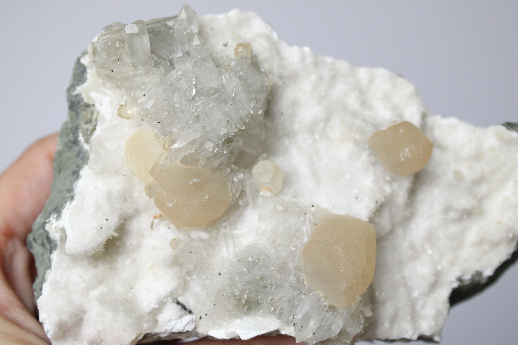 Okeniet met stilbiet en apofyliet cluster - Gemstone Dreams
