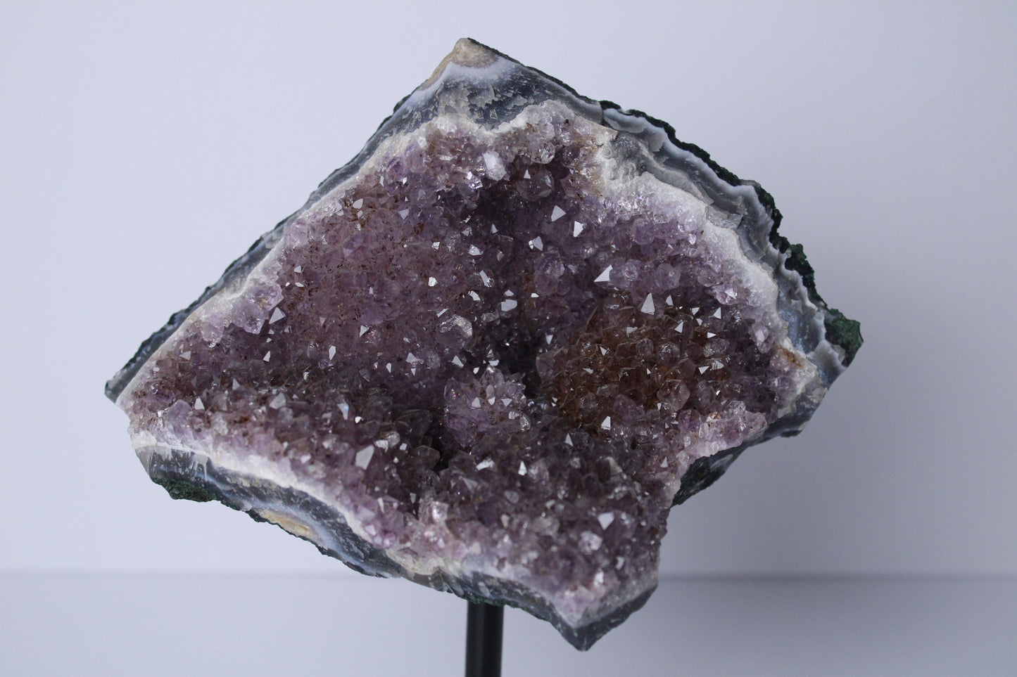 Amethist cluster op standaard - Gemstone Dreams