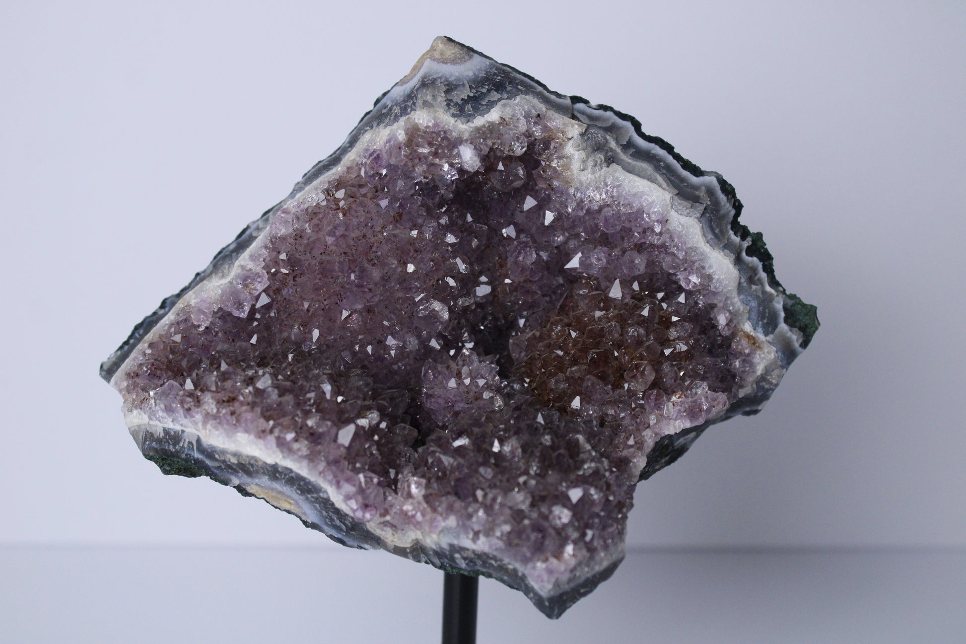 Amethist cluster op standaard - Gemstone Dreams