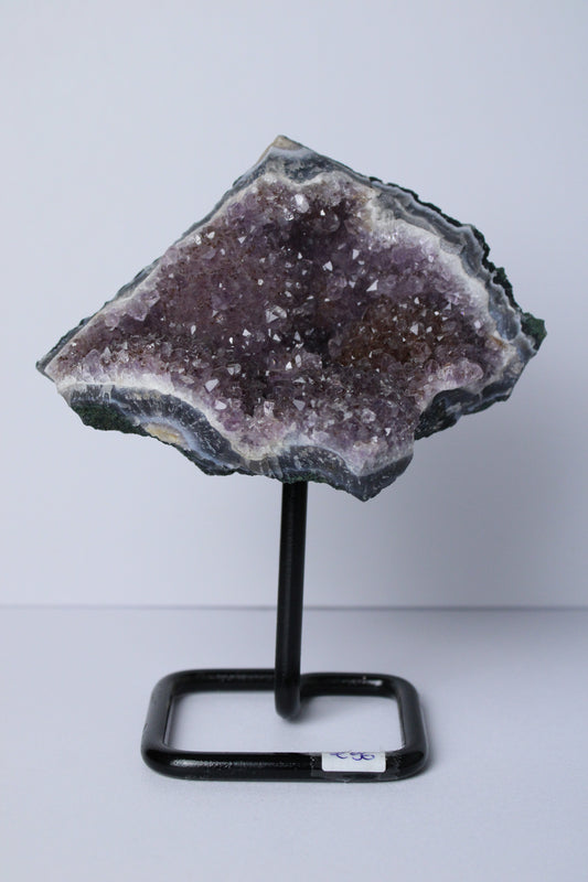 Amethist cluster op standaard - Gemstone Dreams