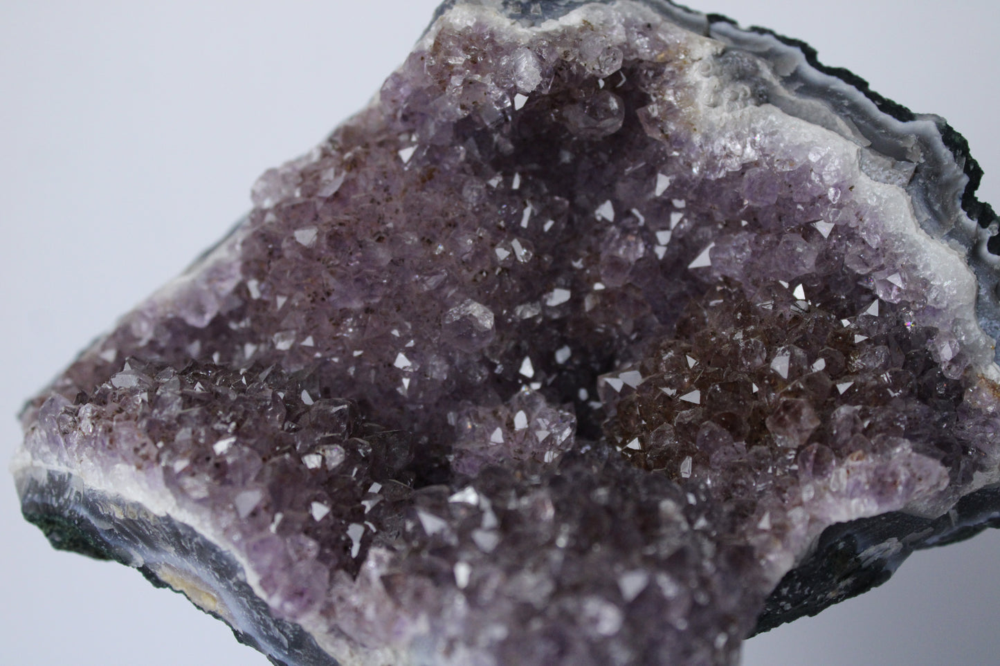 Amethist cluster op standaard - Gemstone Dreams
