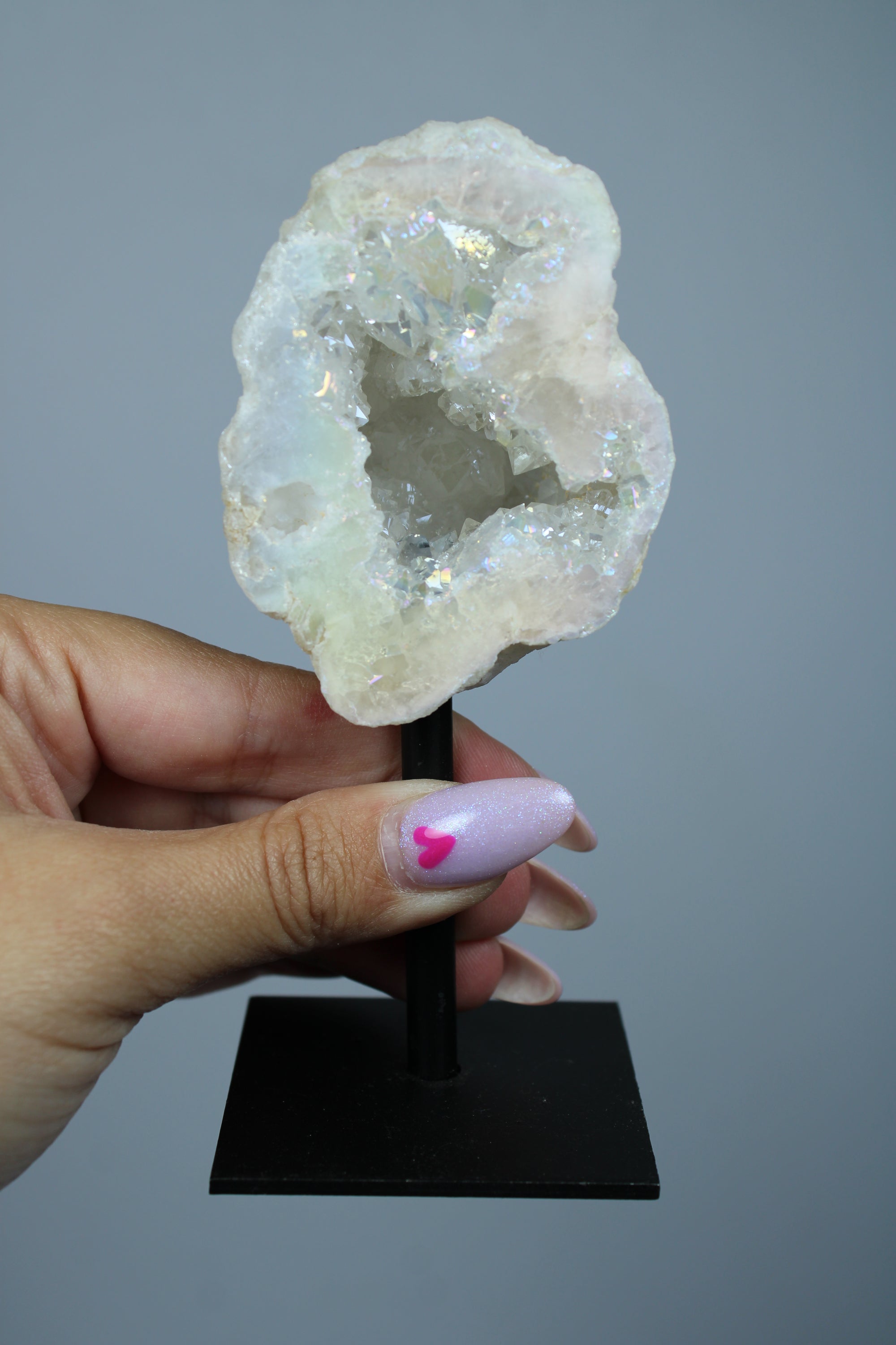 Bergkristal geode met angel aura coating op standaard