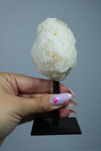 Bergkristal geode met angel aura coating op standaard