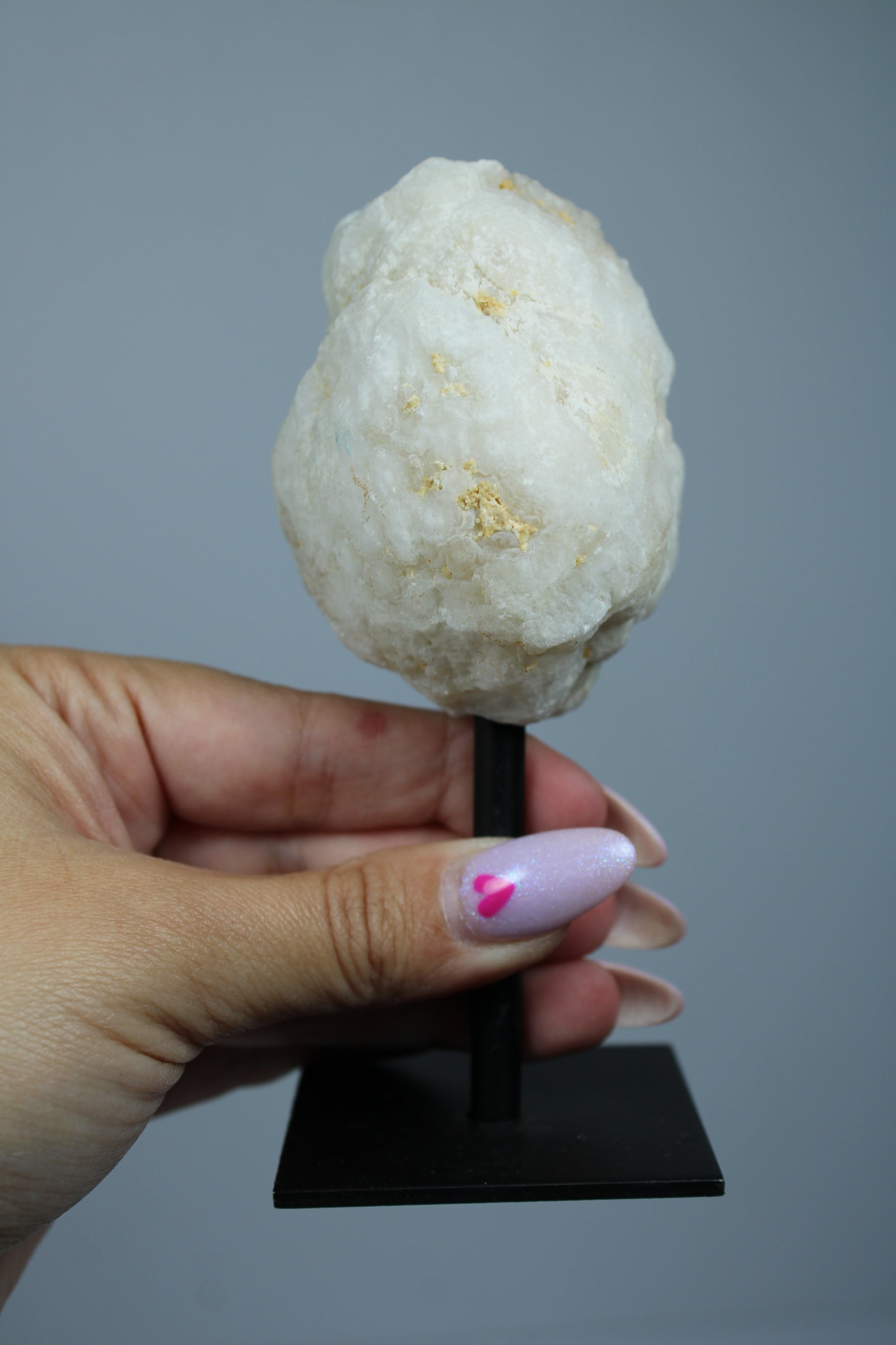 Bergkristal geode met angel aura coating op standaard