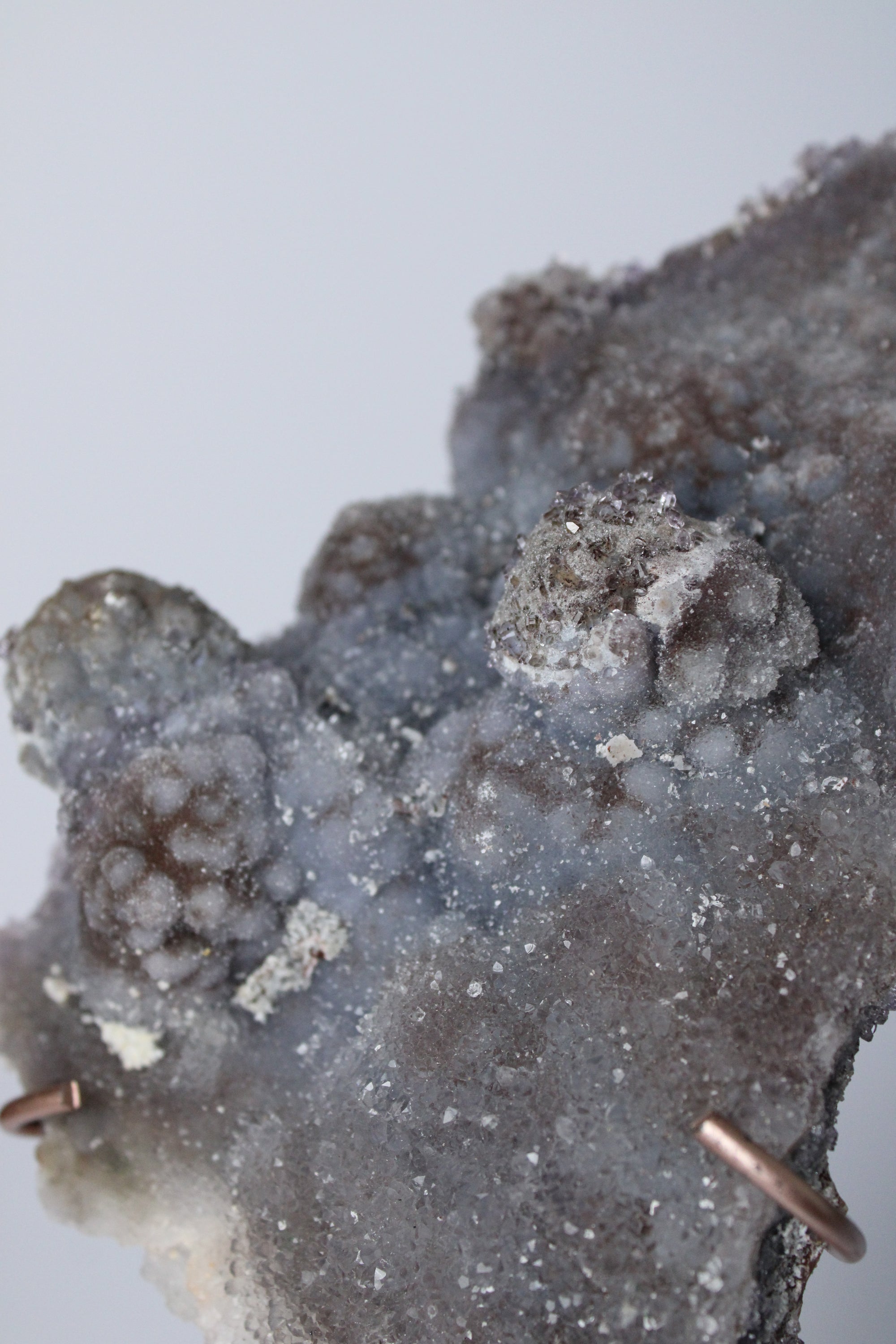 Flower amethyst cluster op standaard - Gemstone Dreams