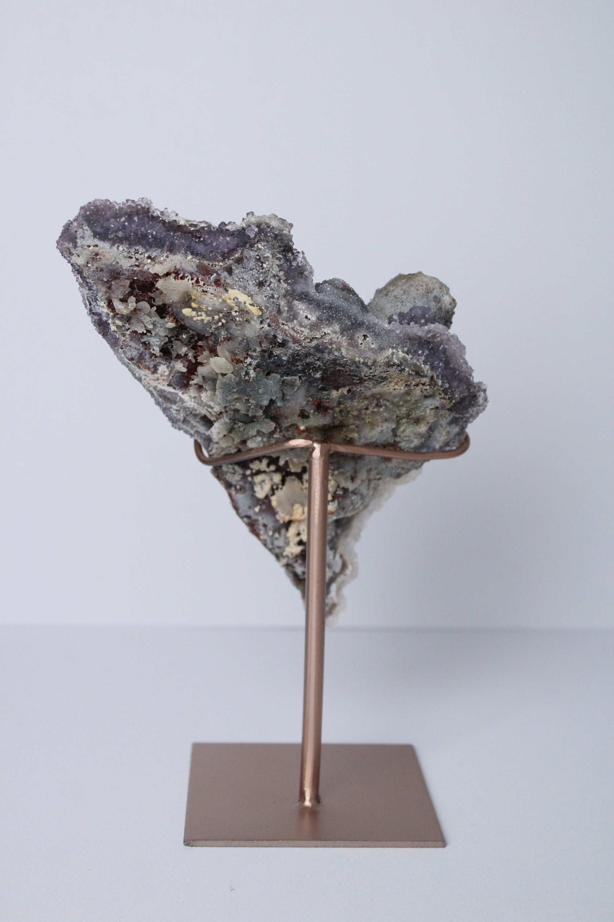 Flower amethyst cluster op standaard - Gemstone Dreams