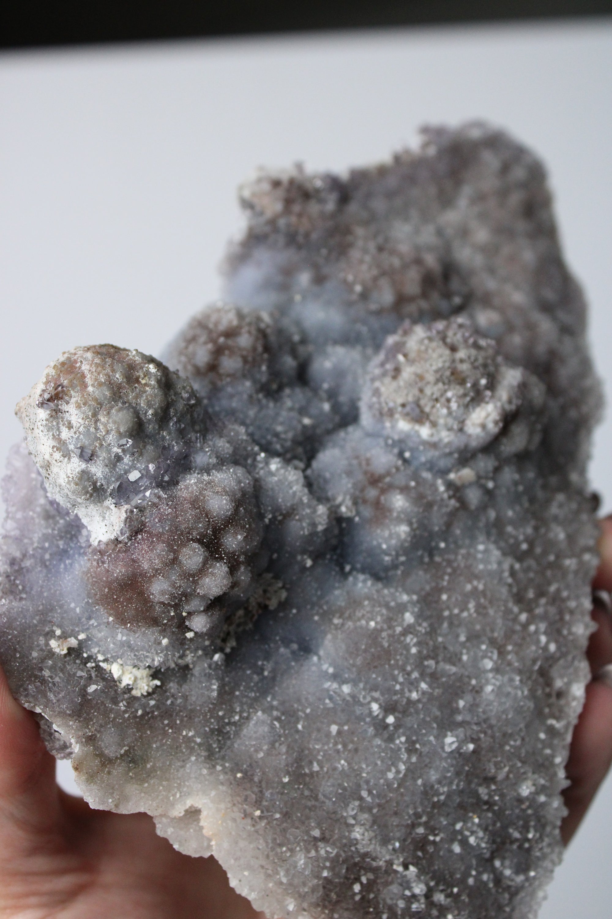 Flower amethyst cluster op standaard - Gemstone Dreams