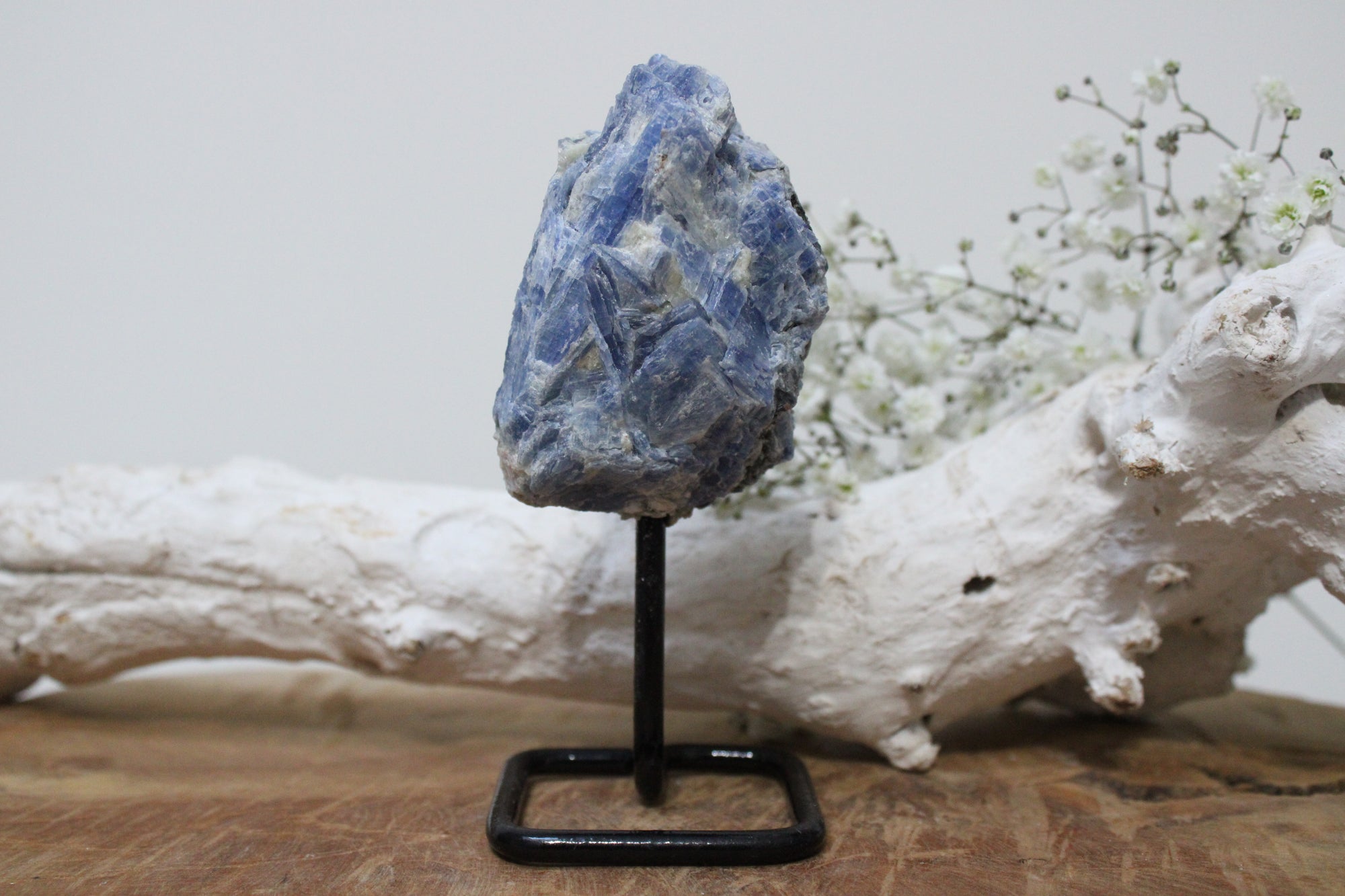 Kyaniet op standaard - Gemstone Dreams