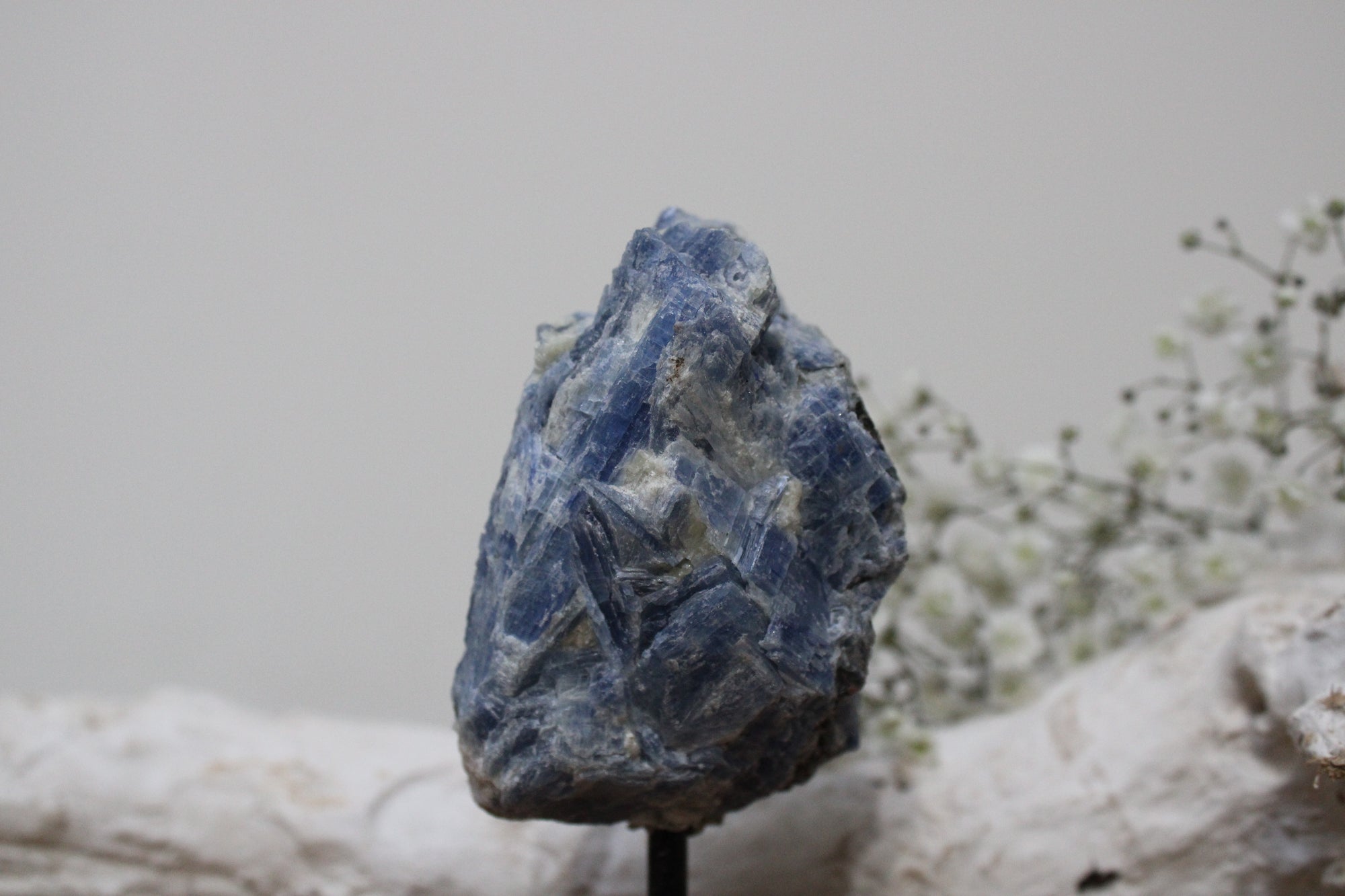 Kyaniet op standaard - Gemstone Dreams