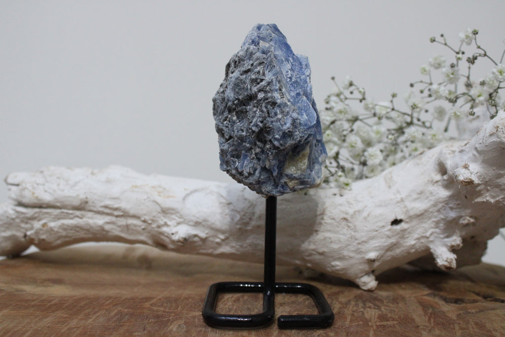 Kyaniet op standaard - Gemstone Dreams