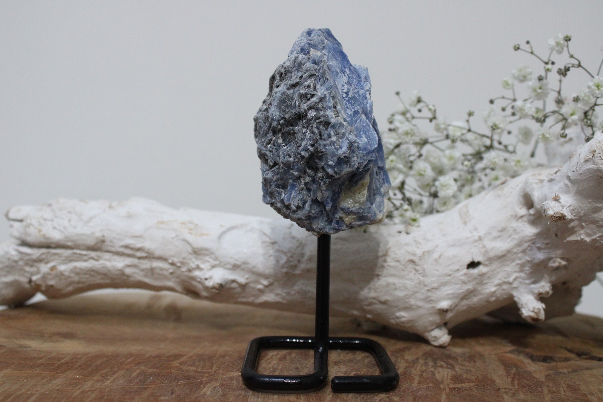 Kyaniet op standaard - Gemstone Dreams