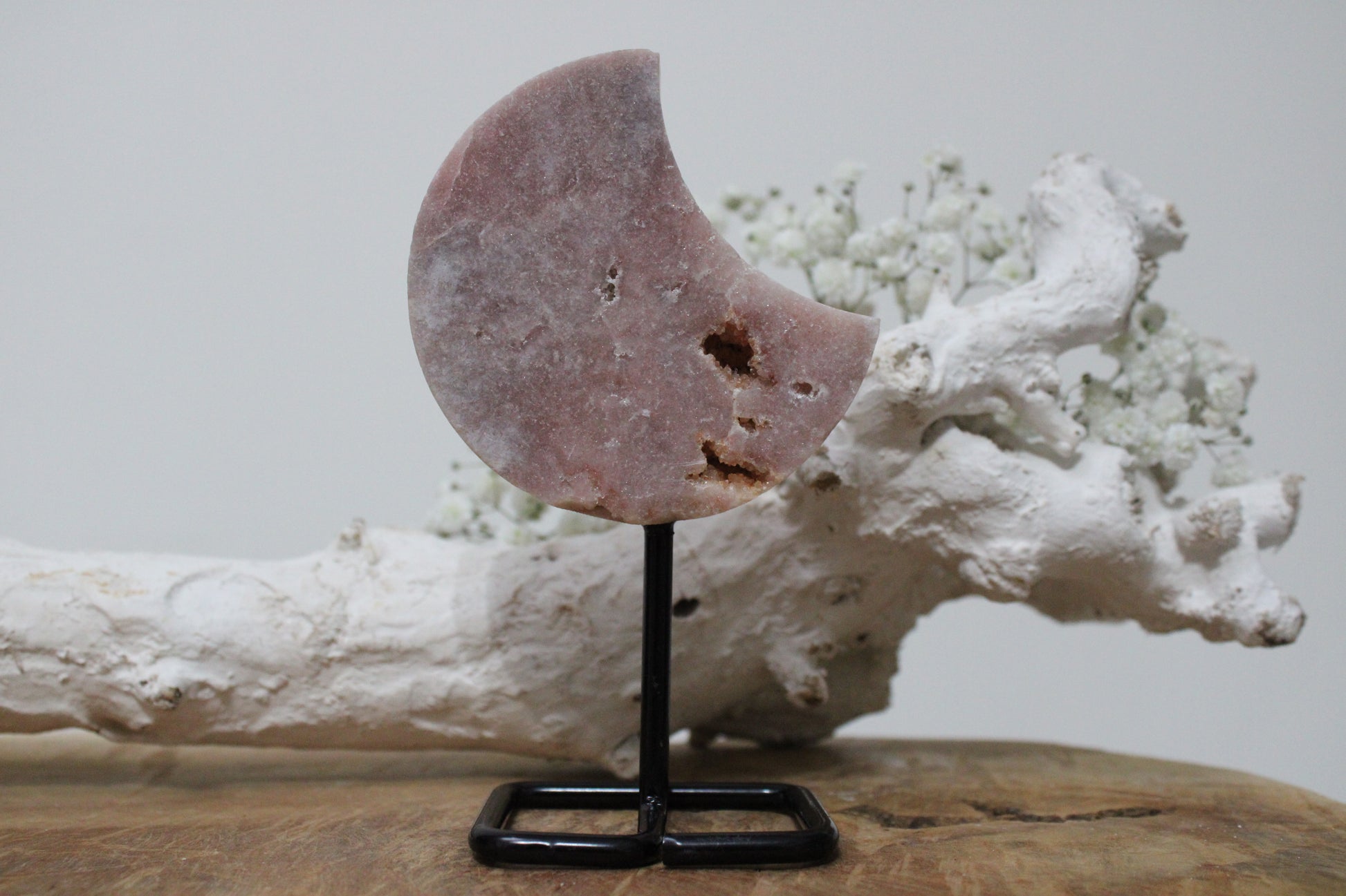 Roze amethist maan op standaard - Gemstone Dreams