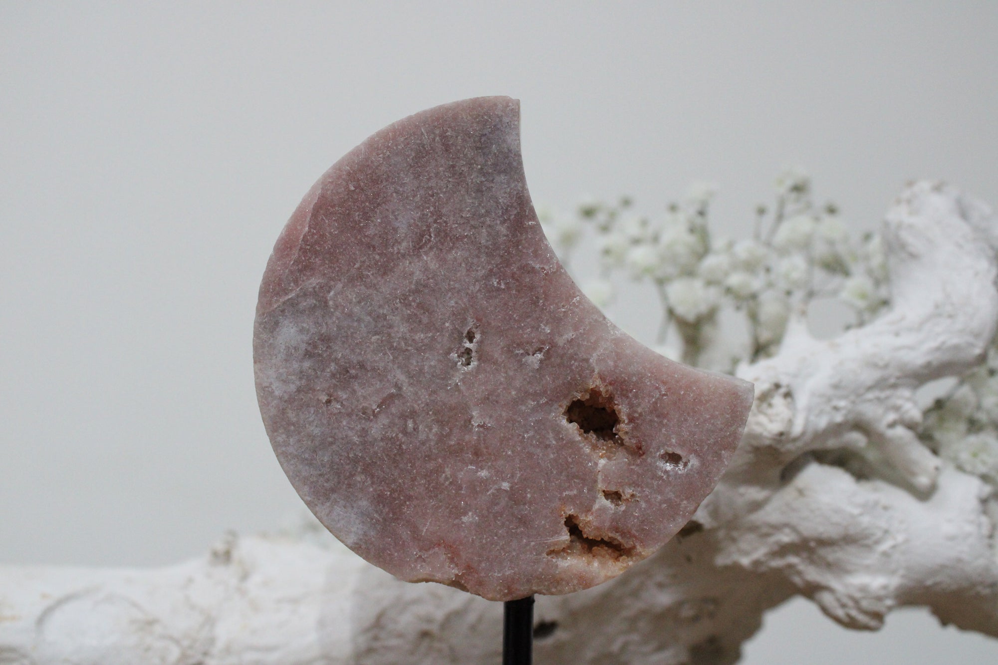 Roze amethist maan op standaard - Gemstone Dreams