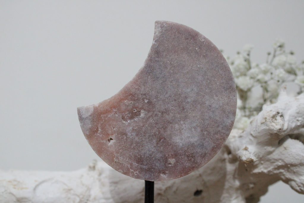 Roze amethist maan op standaard - Gemstone Dreams