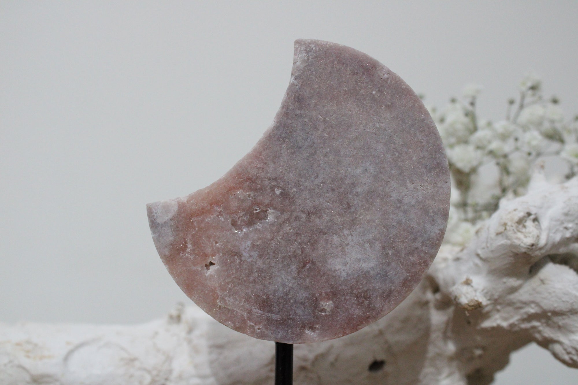 Roze amethist maan op standaard - Gemstone Dreams