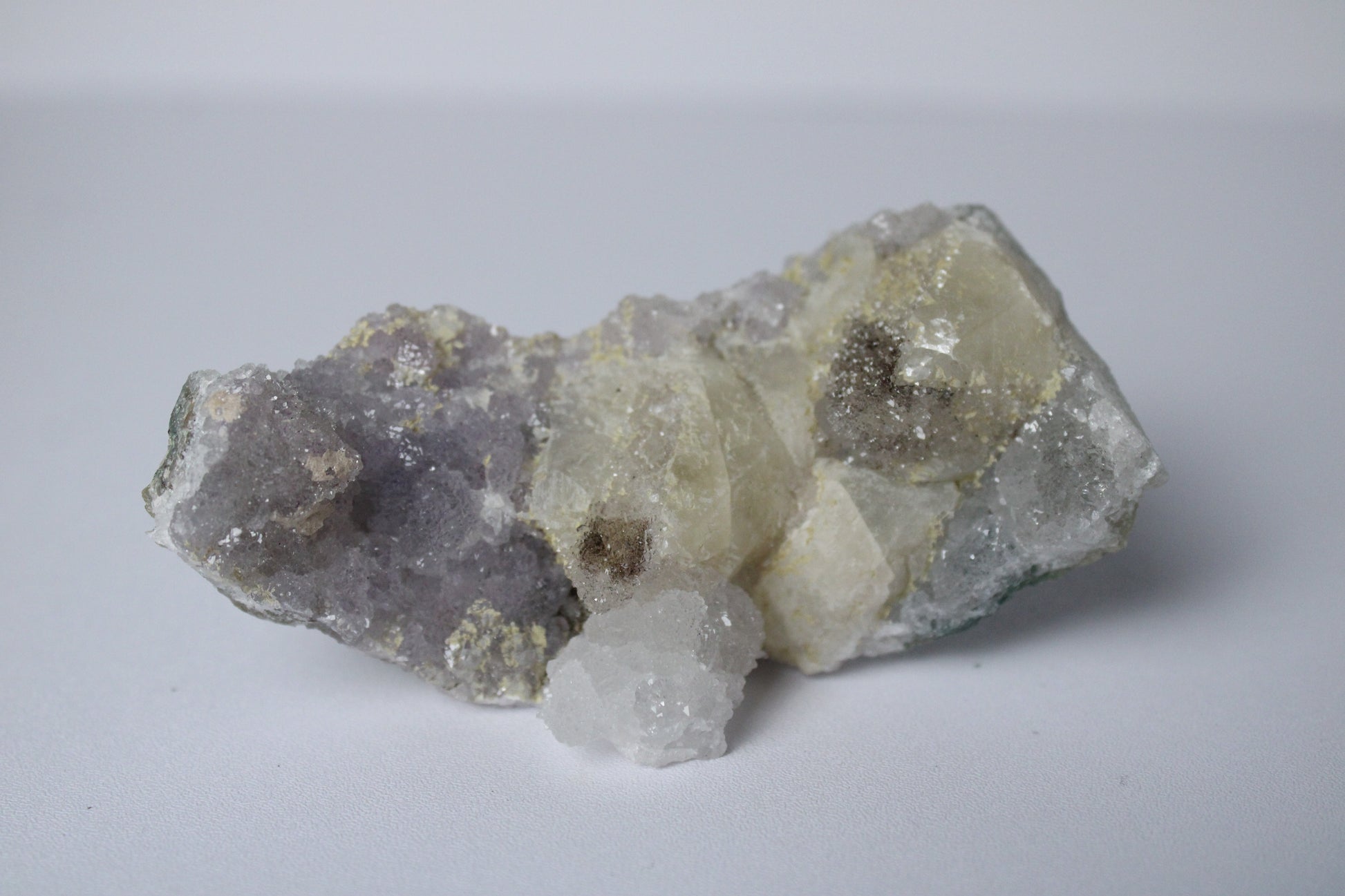 Amethist met calciet cluster (sugar) - Gemstone Dreams