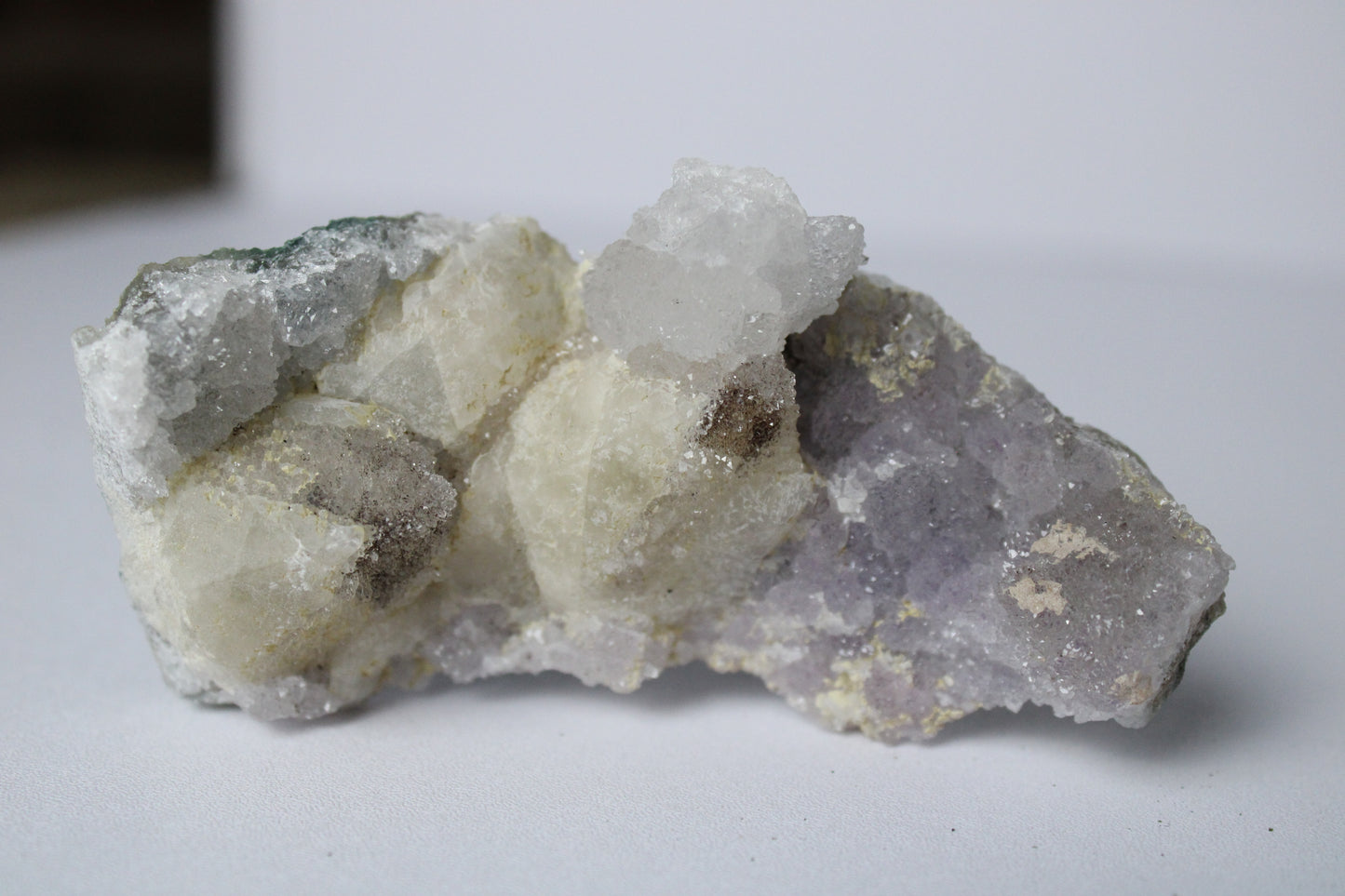Amethist met calciet cluster (sugar) - Gemstone Dreams