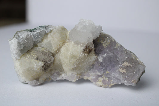 Amethist met calciet cluster (sugar) - Gemstone Dreams