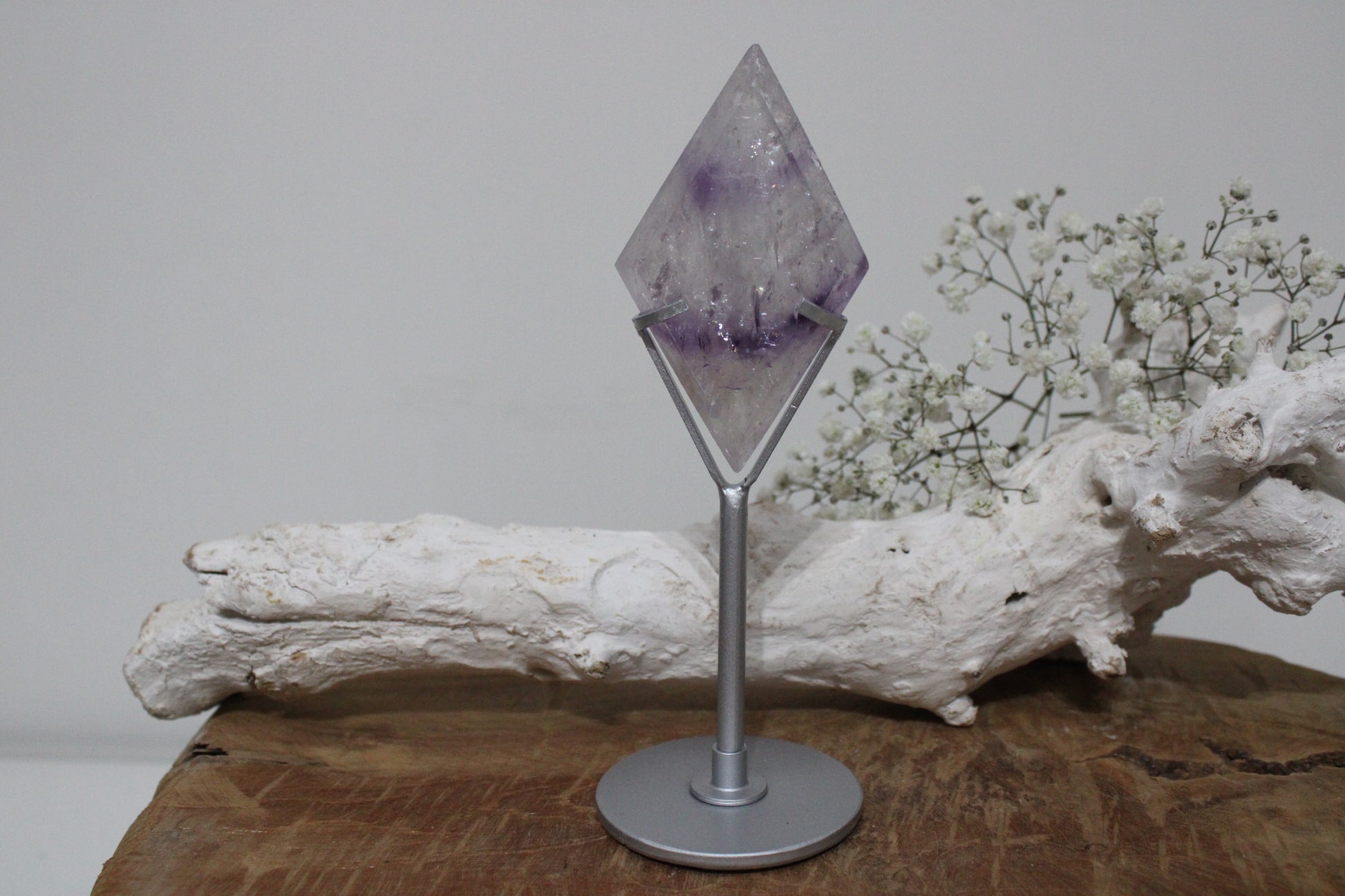 Amethist diamant op standaard - Gemstone Dreams